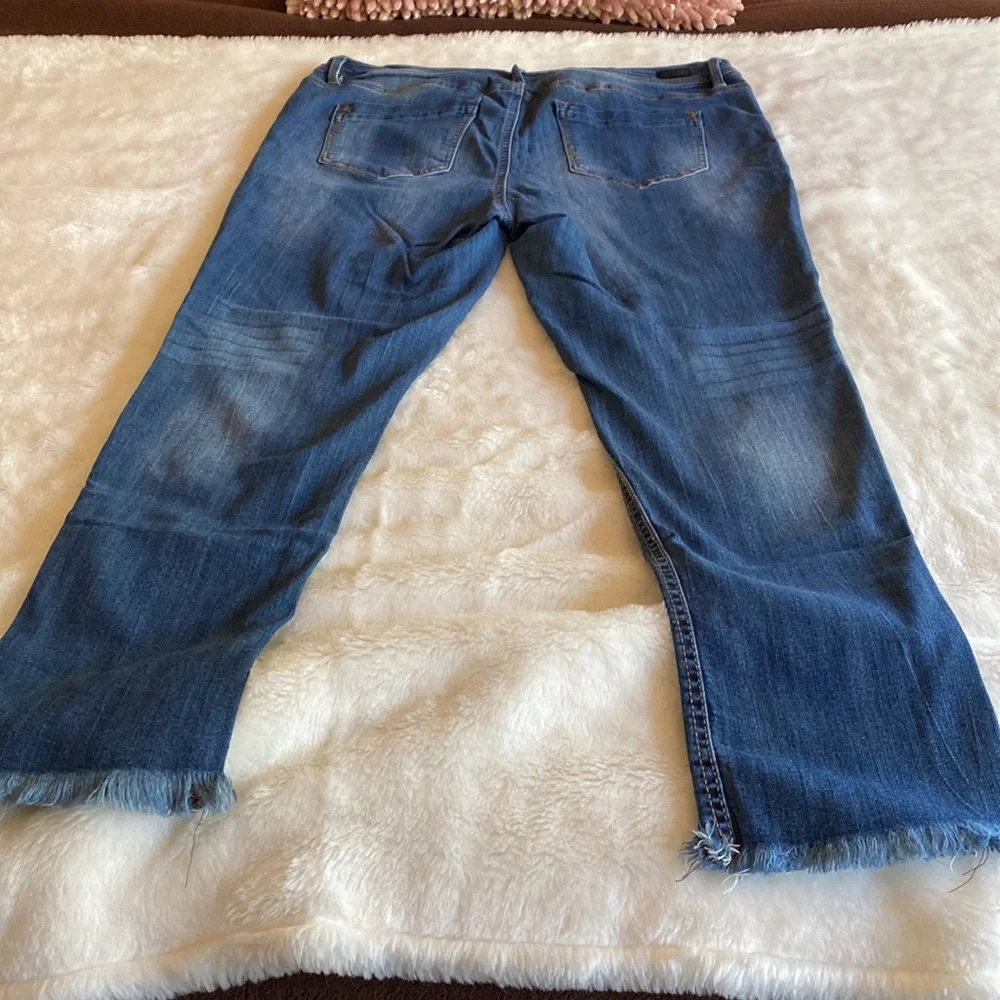 PLUS Size 18 ALMOST FAMOUS Mid Rise Roll Cuff Ripped Jeans - Picture 8 of 10